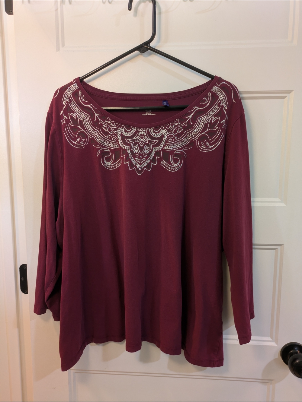🔴 3/$15  Catherines Burgundy 3/4 Sleeve Scoop Neck Top with White Embroidery